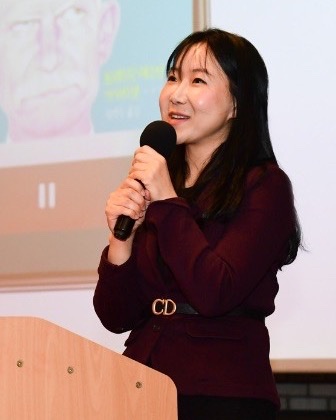Serena Park speaking at an event in Seoul